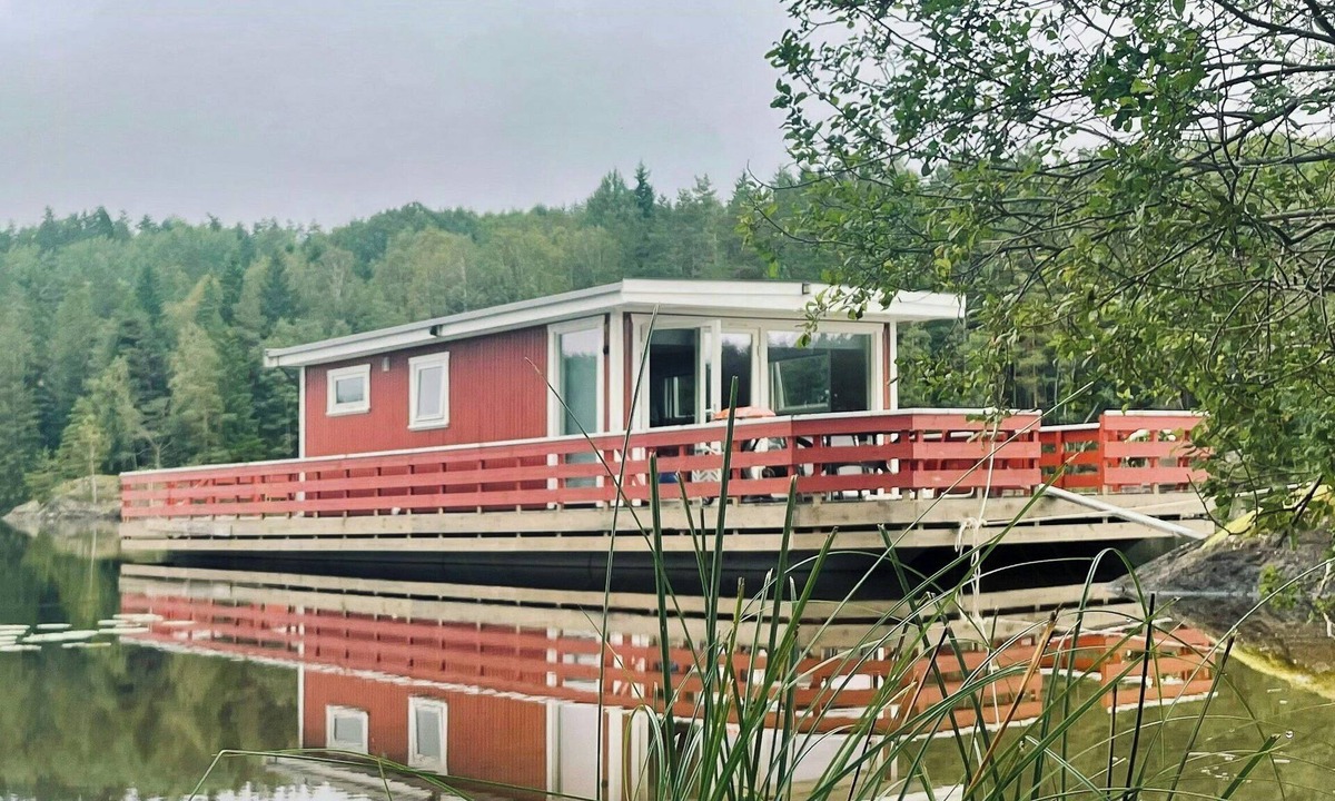 Bergstrøm House | Moored houseboat on Haldenvassdraget