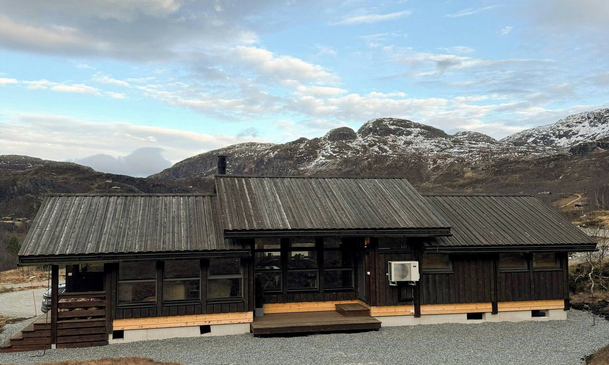 Suldal House | Mountain cottage with panoramic views by Sand