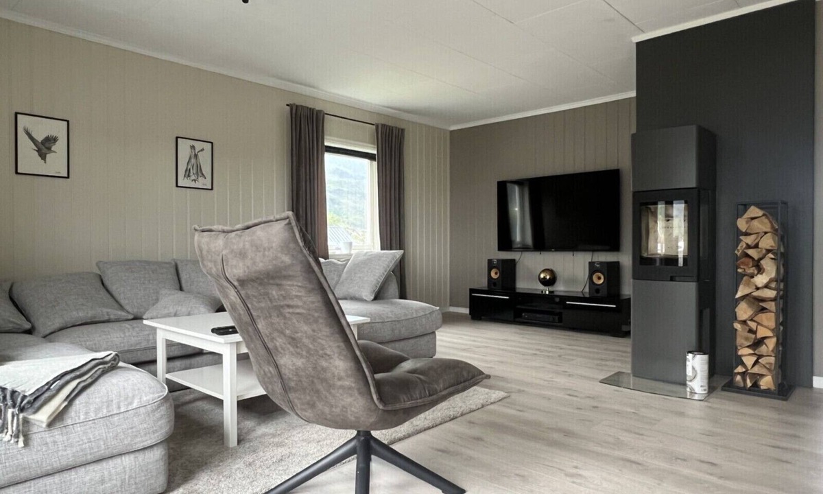 Sørvagen House | Mountain Peak Retreat