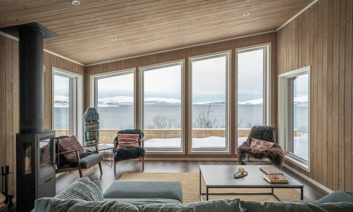 Lyngen House | Mountains, sea and northern lights right outside