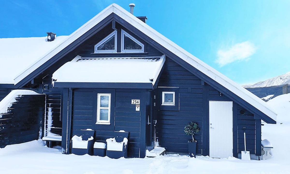 Skulestad Cabin | Mountainside Cottage in Voss with a great view