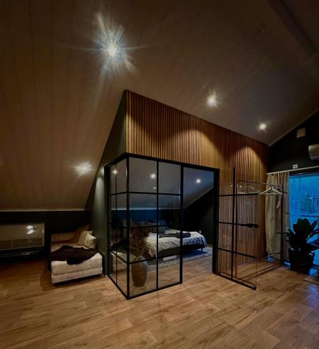 Ljung House | Mysig lägenhet med öppen planlösning på hästgård.
