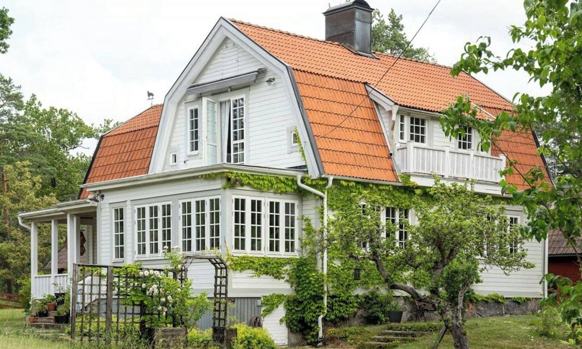 Nacka Municipality House | National romantic villa by Skogsö nature reserve
