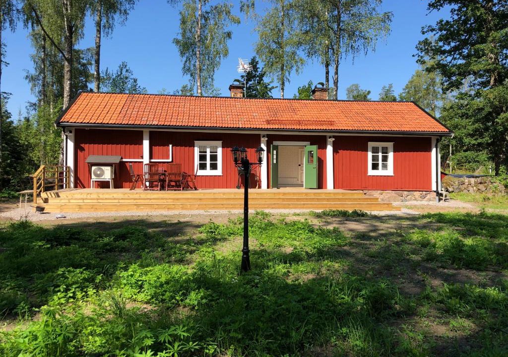 Edsbro Villa | Nedanby | Cottage | Idyllic location | Porch | Grill