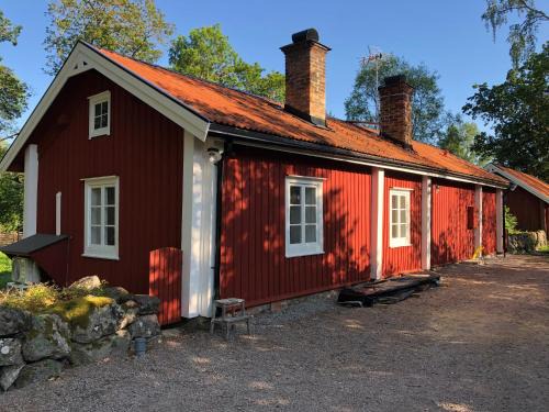 Edsbro Villa | Nedanby | Cottage | Idyllic location | Porch | Grill