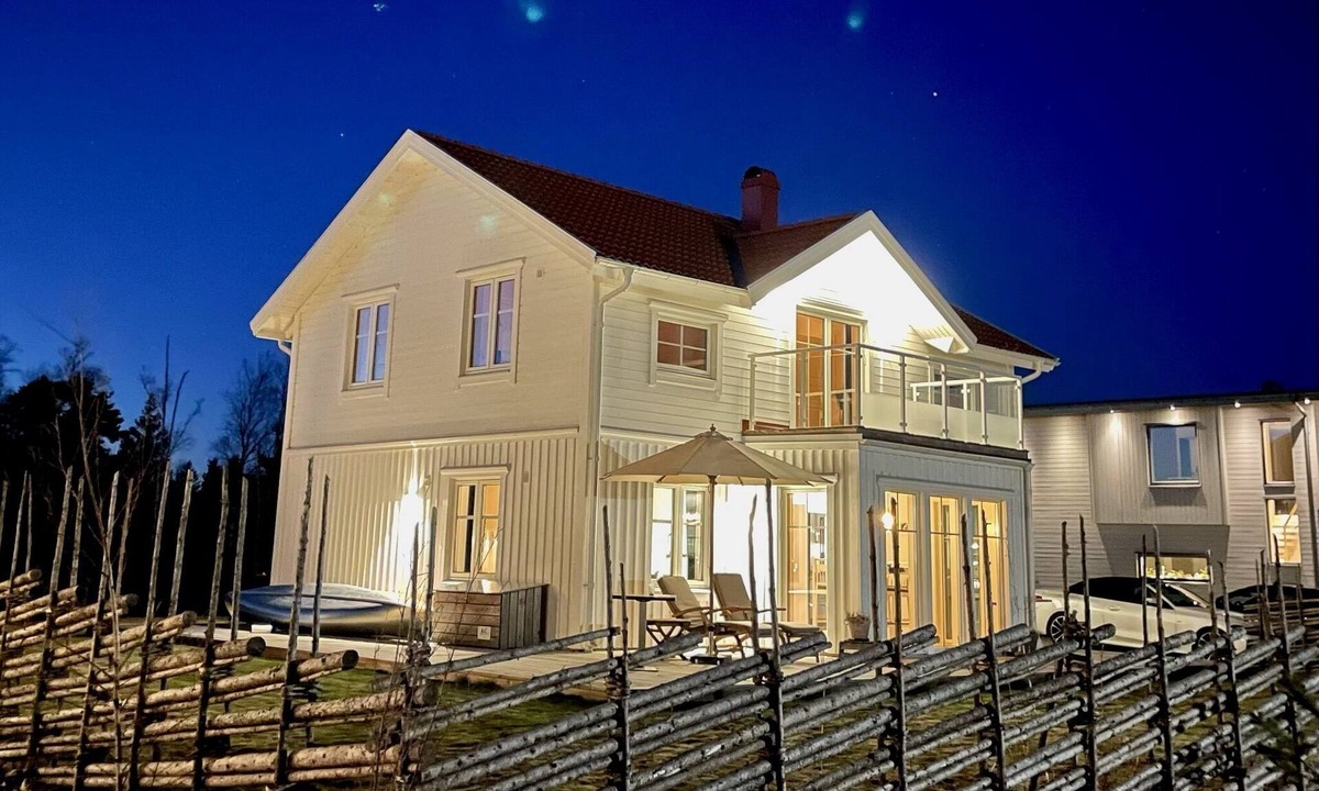 Mellerud O Villa | New 135 sqm lakeside villa on Lake Vänern with idyllic harbor flair + nature reserve