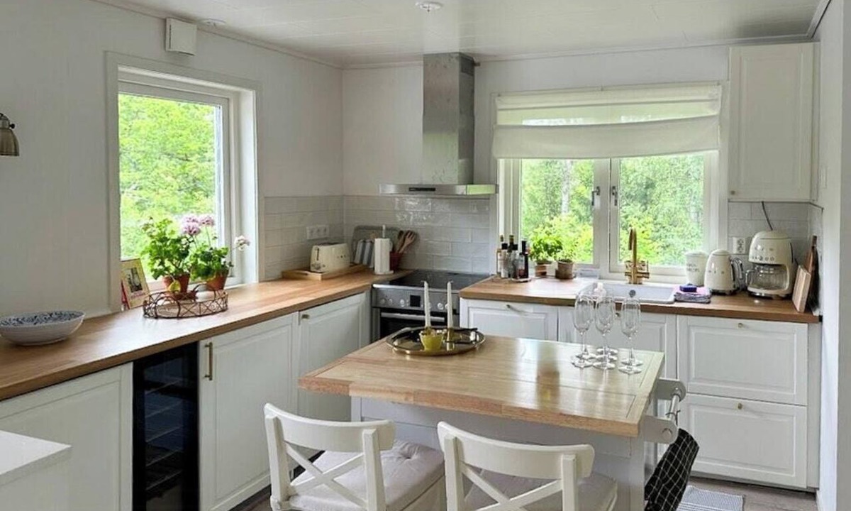 Flemingsberg House | New-build with hot tub near Stockholm