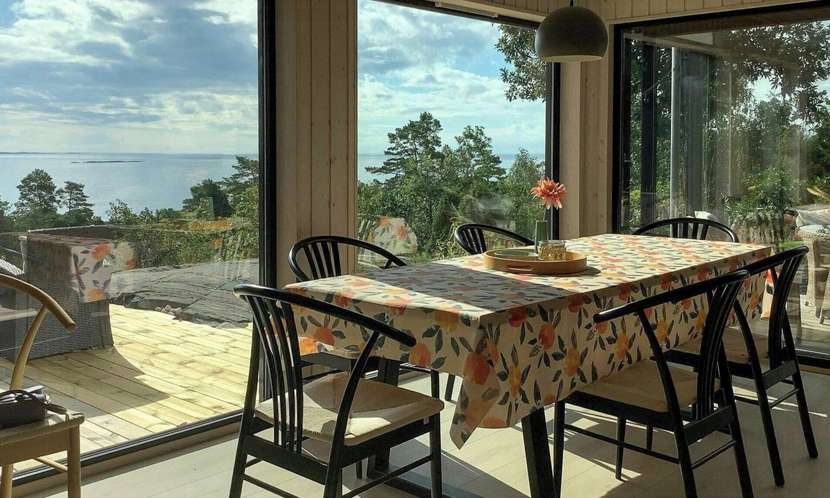 Bamble House | New cabin on the Sun Coast with sea views