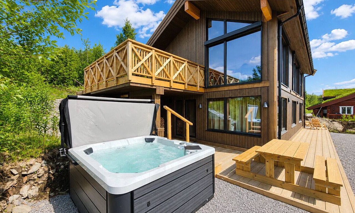 Al Municipality Cabin | New luxury cabin in Geilo with hot tub, mountain views & ski access
