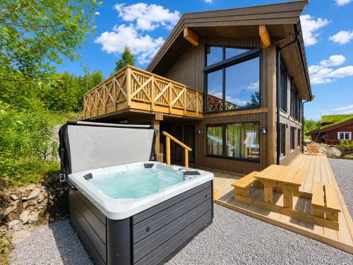 Al Municipality House | New luxury cabin in Geilo with hot tub, mountain views & ski access