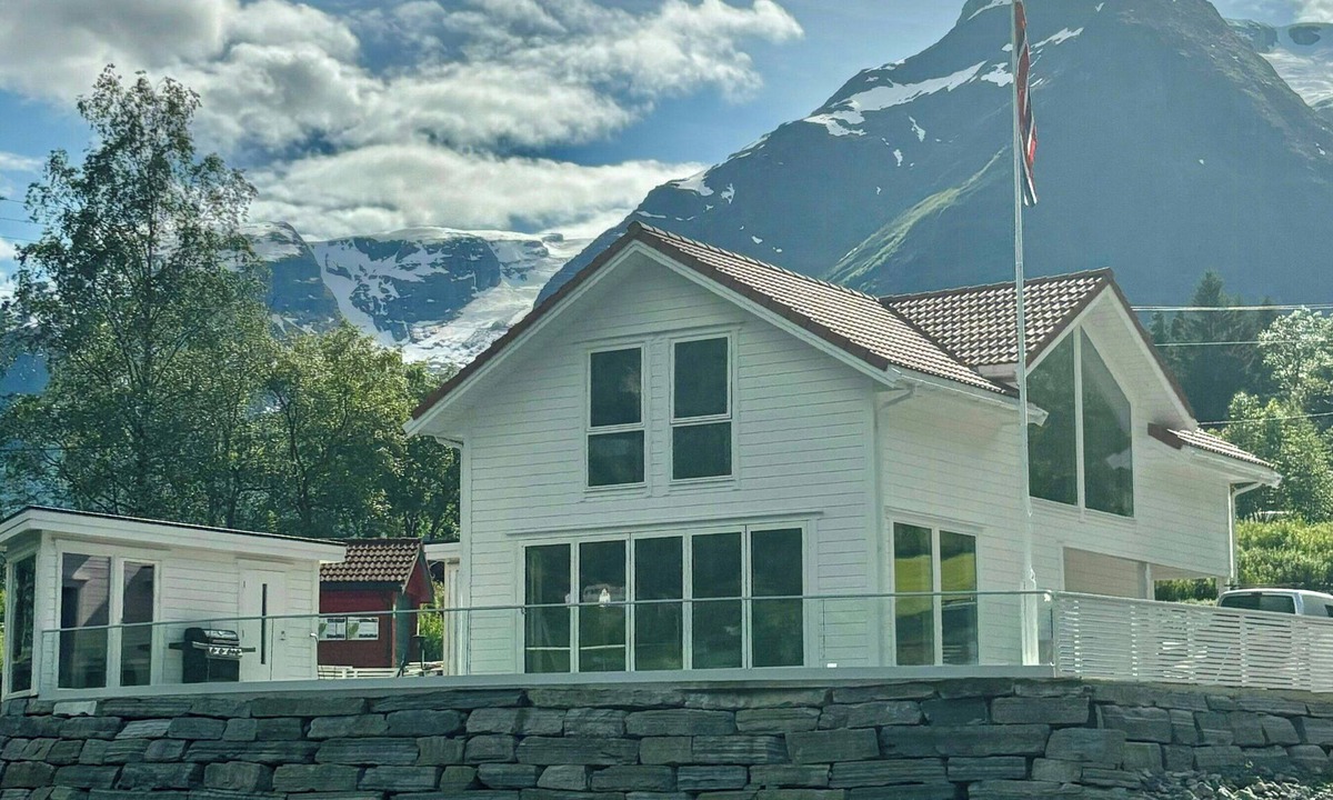 Jostedal House | Newly built cabin with sauna by Oldevatnet