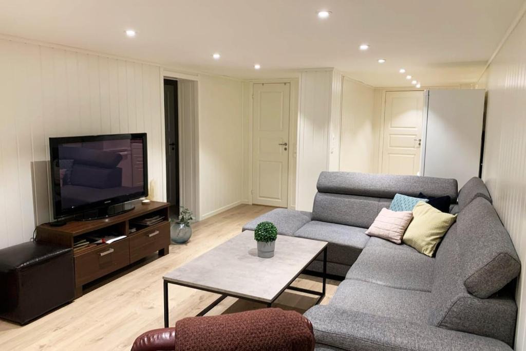 Gralum Apartment | Newly renovated basement apartment