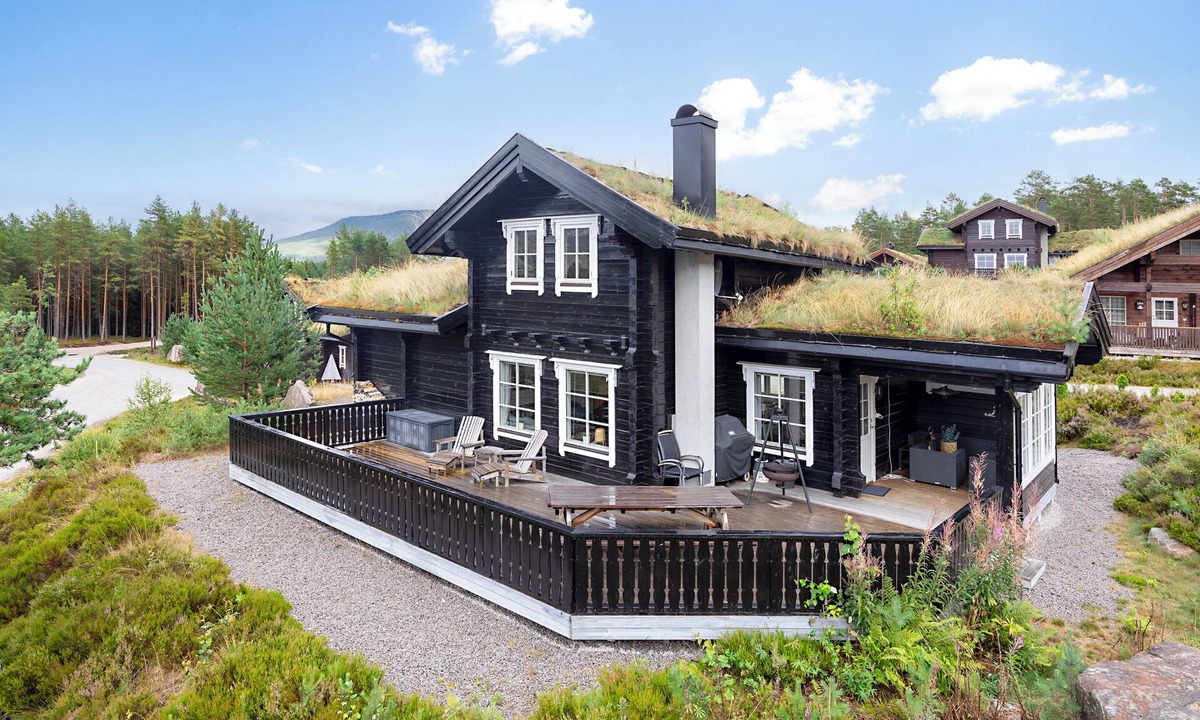 Kviteseid House | Next to the ski slope, in beautiful Vrådal, lies the charming and lovingly furnished holiday home ‘Drømhytte’. From this comfortable vacation home, you can step right into the ski lift.