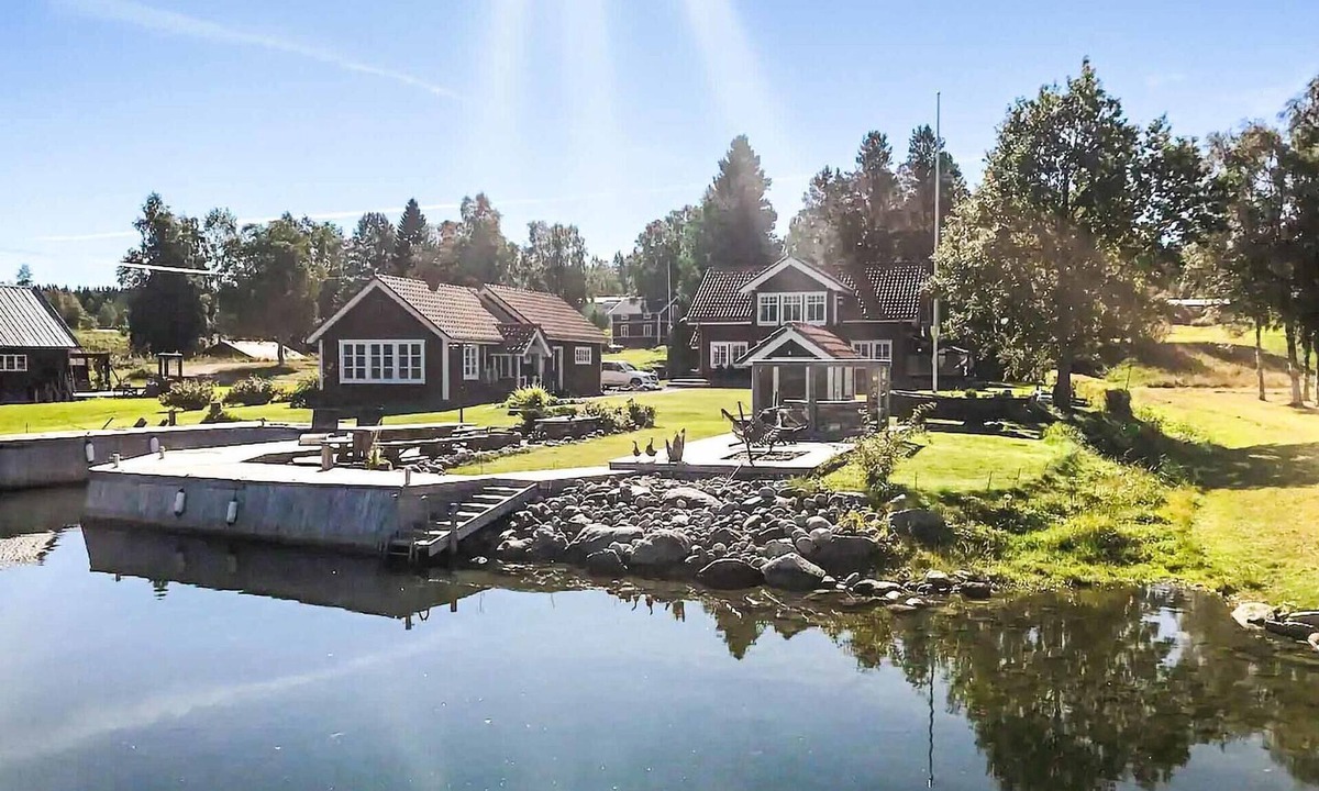 Aston House | Nice home in åstön with house sea view