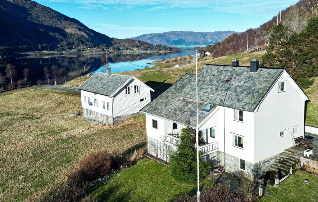 Vanylven House | Nice Home In Åheim With House Sea View