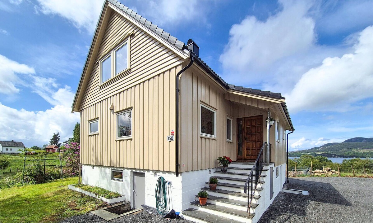 Vindafjord House | Nice home in Vikebygd with house sea view