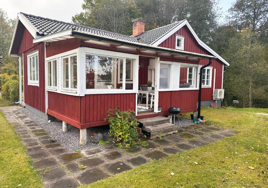 Lappe House | Nice red cottage near the lake Hjalmaren and Vingaker