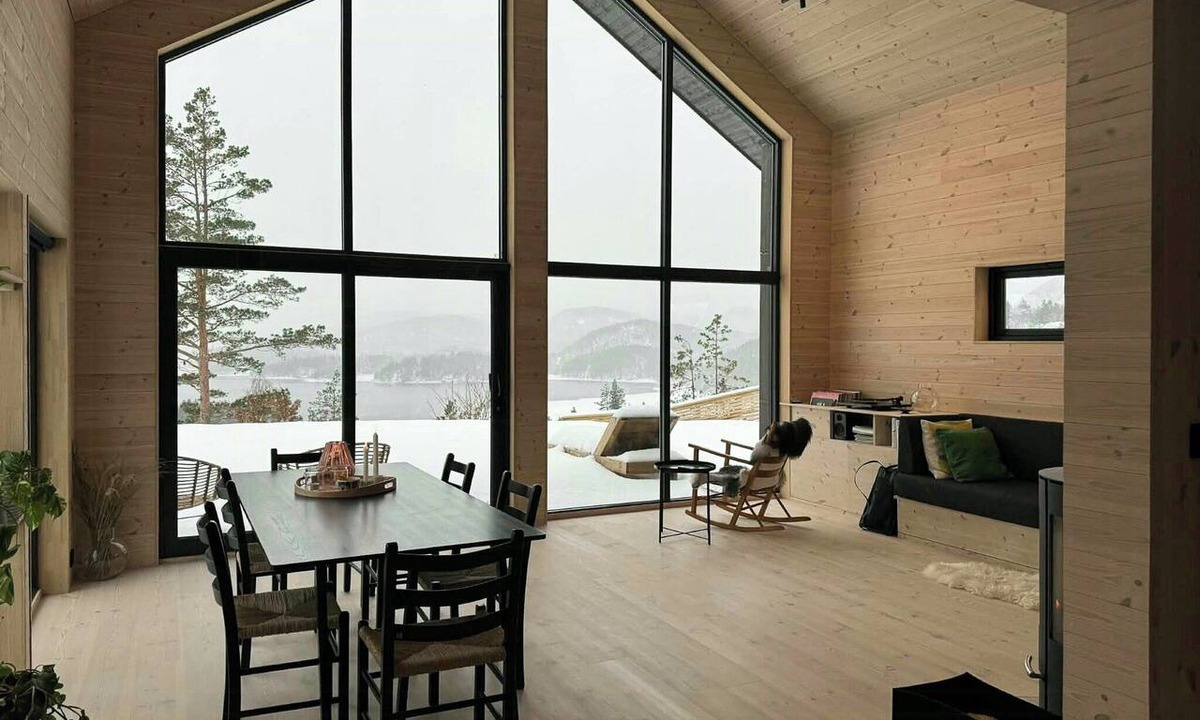 Hennseid House | Nordic design cabin with a view over Lake Toke