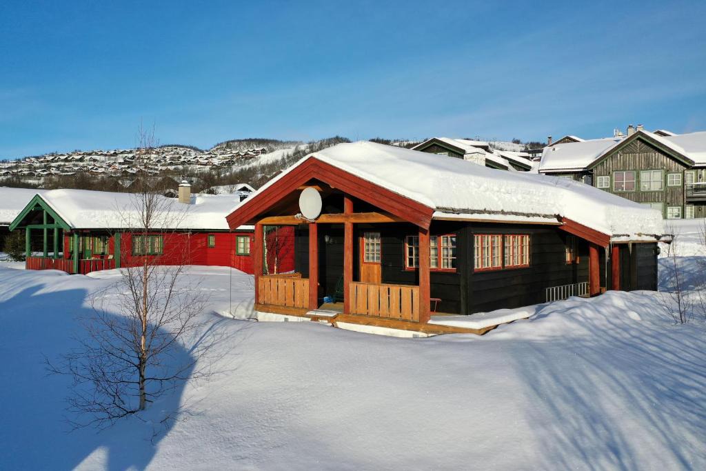 Beitostolen House | Nostalgic Cabin With 3 Br, Fireplace, And Terrace
