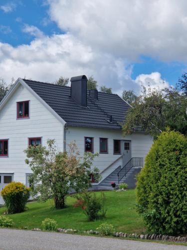Munkedal Apartment | Nyrenoverad lägenhet centralt, nära till kust och natur
