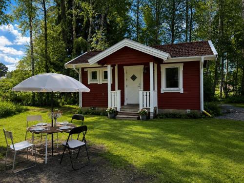 Jarlasa House | Nyrenoverad stuga mellan två sjöar