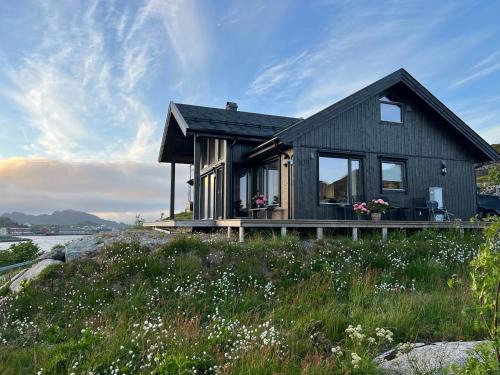 Ballstad House | Oceanfront Cabin in Lofoten with Panoramic View