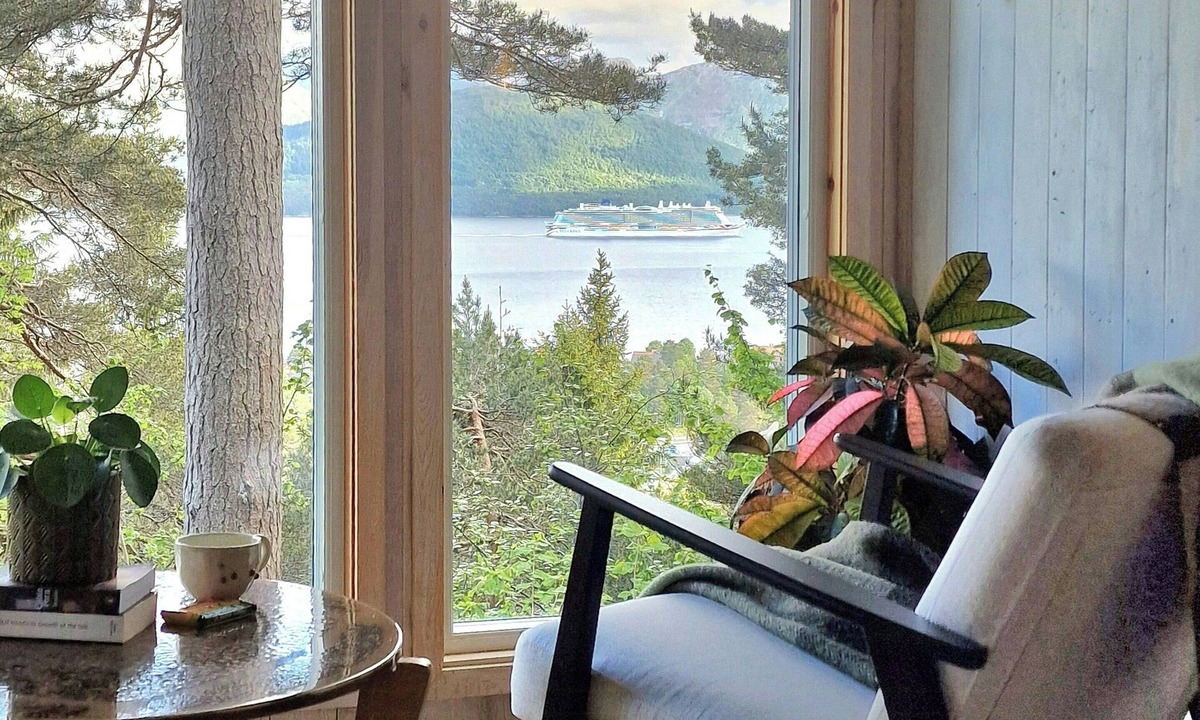 Glomset House | Offgrid cottage with fjord view near Emblemsanden