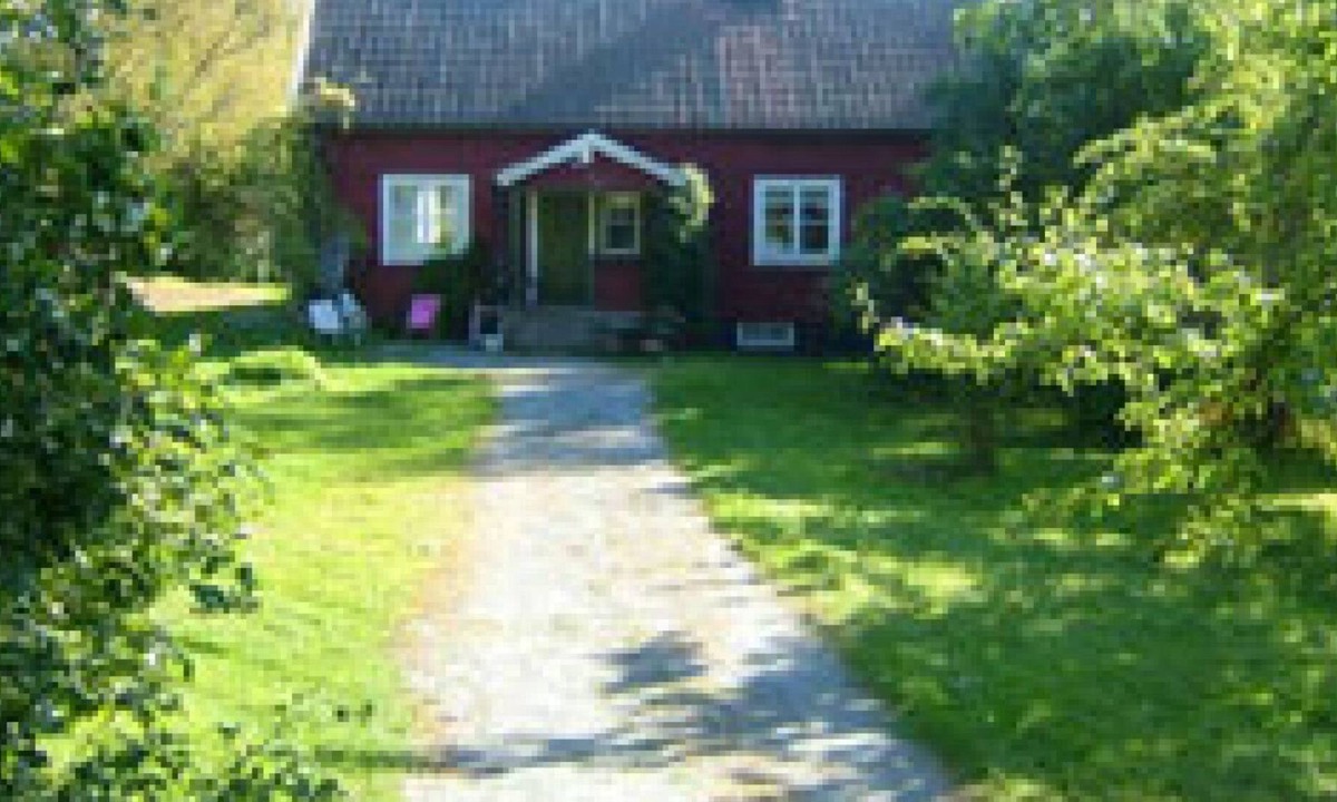 Bergshamra Other | Older cottage by the lake with a boat in Roslagen