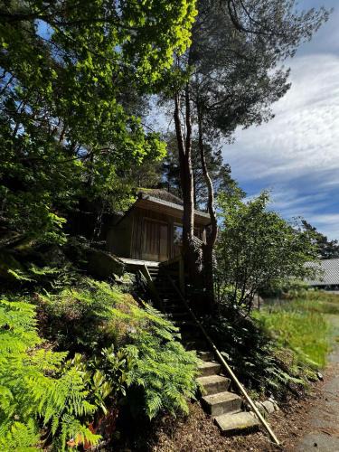 Flekkefjord Apartment | on the edge & in the bushes