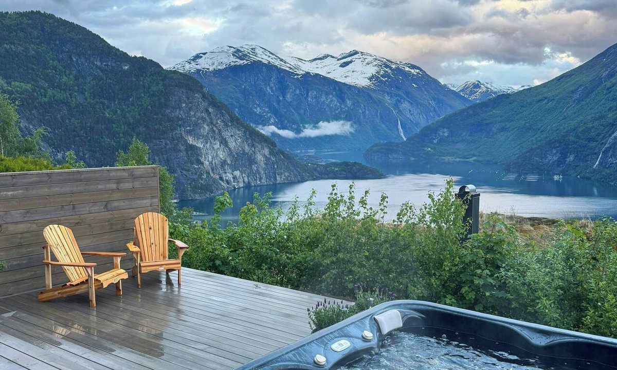 Valldal House | Panoramic cabin with fjord views in Valldal