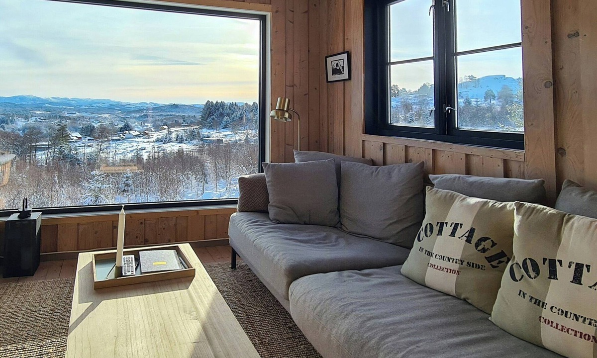Sveio House | Panoramic cabin with forest and mountain views