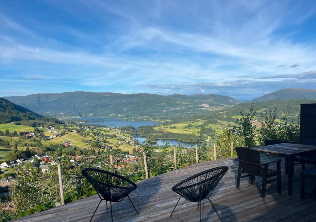 Skulestad Ski Chalet | Panoramic Mountain & Lake Views - Modern Large Chalet - Free Parking