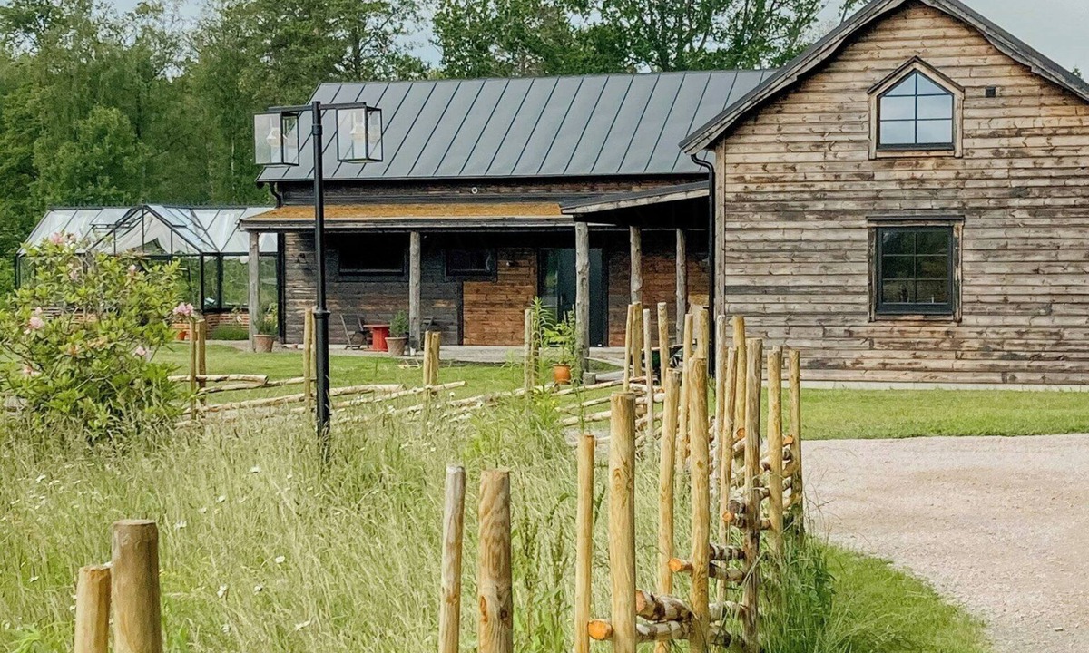 Vaxjo Municipality House | Peaceful lodge near lakes, forest & trails