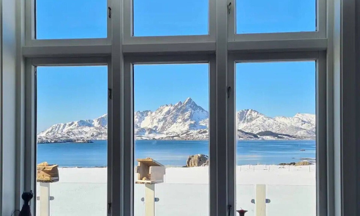 Vestvagøy House | Peaceful property with spectacular sea view