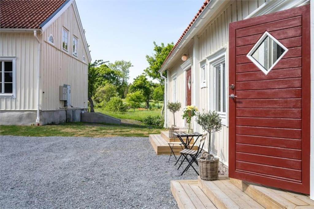 Knivsta Villa | Prästgården i lantlig miljö med fyra sovrum, dusch, kök och vardagsrum