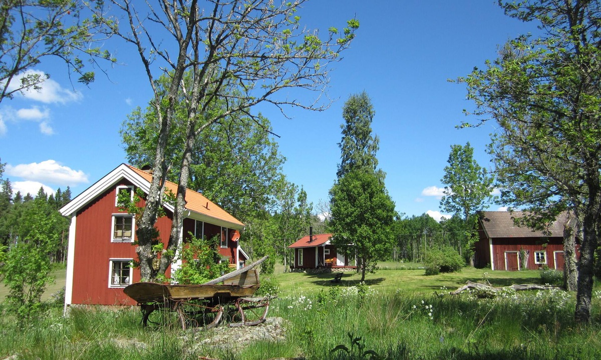 Ramkvilla Cottage | Private lake access + pier Garden sauna Secluded location Natural grounds Fireplace bedroom