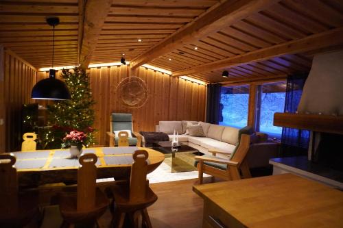 Inari Villa | Private log villa by the Ivalo River