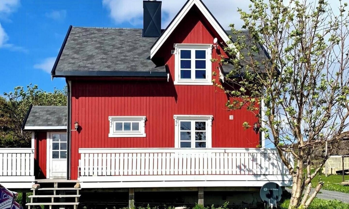Laukvik House | Red cottage by the sea in Laukvika