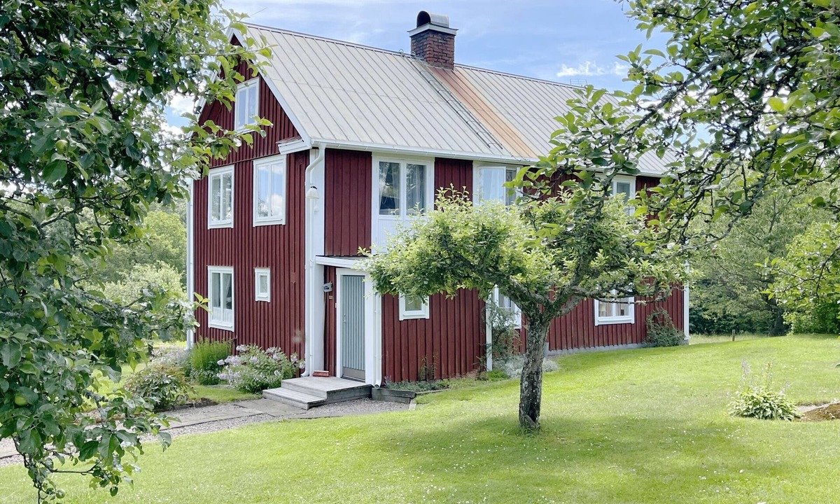 Jarnforsen Ski Chalet | Red cottage located close to forest and land outside Virserum | SE05066
