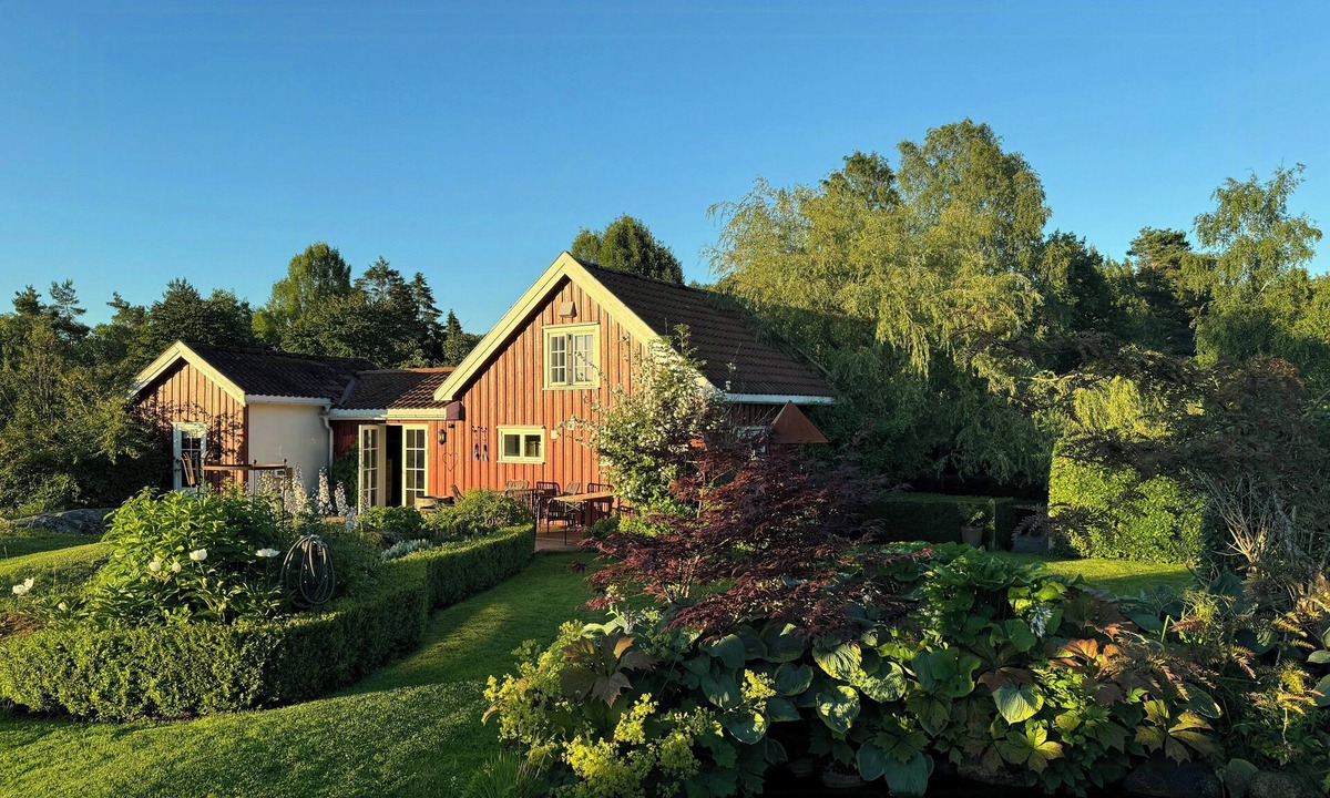 Arendal House | Red country house with lush gardens near Arendal