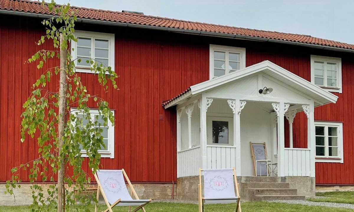 Hjalmaryd House | Red wooden cabin in Småland with unexplored forest