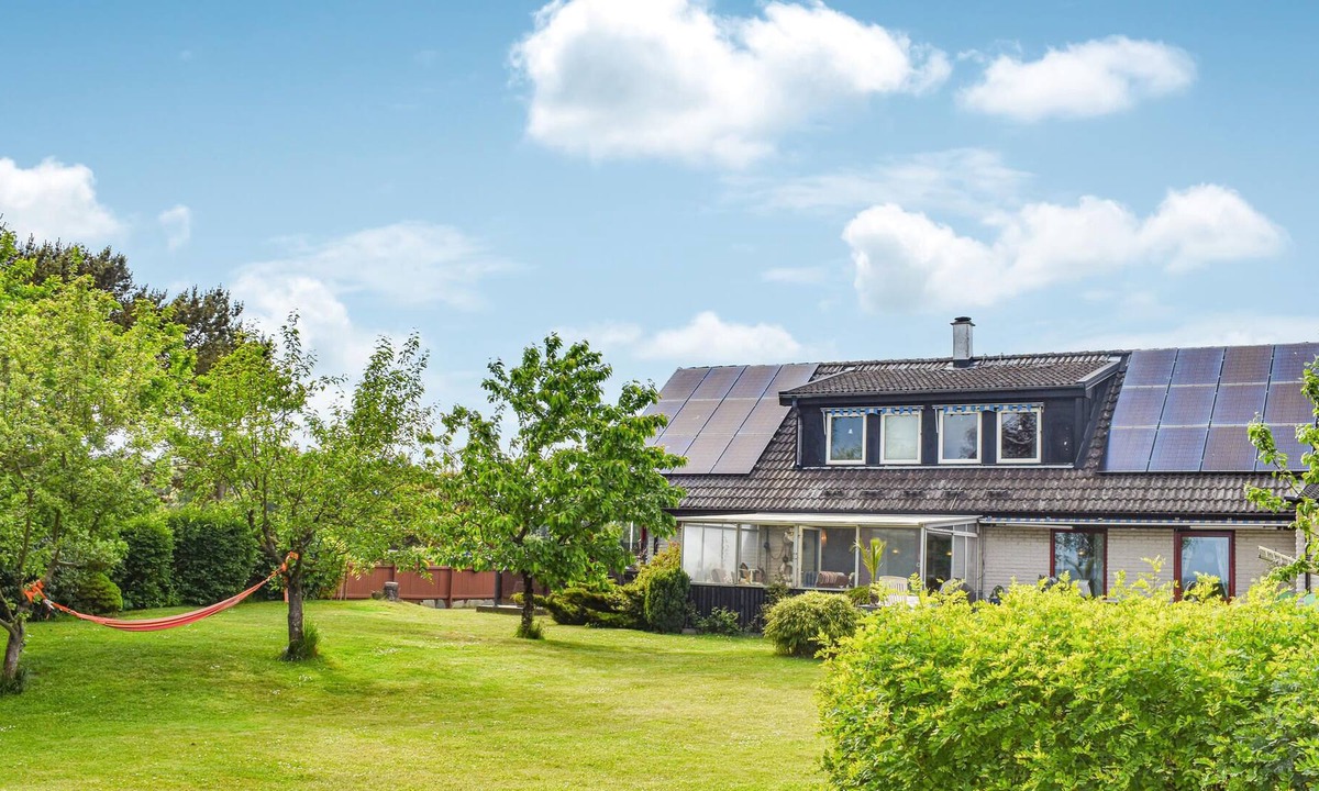 Beddingestrand House | Relax in this beautiful house on large plot with sea view.