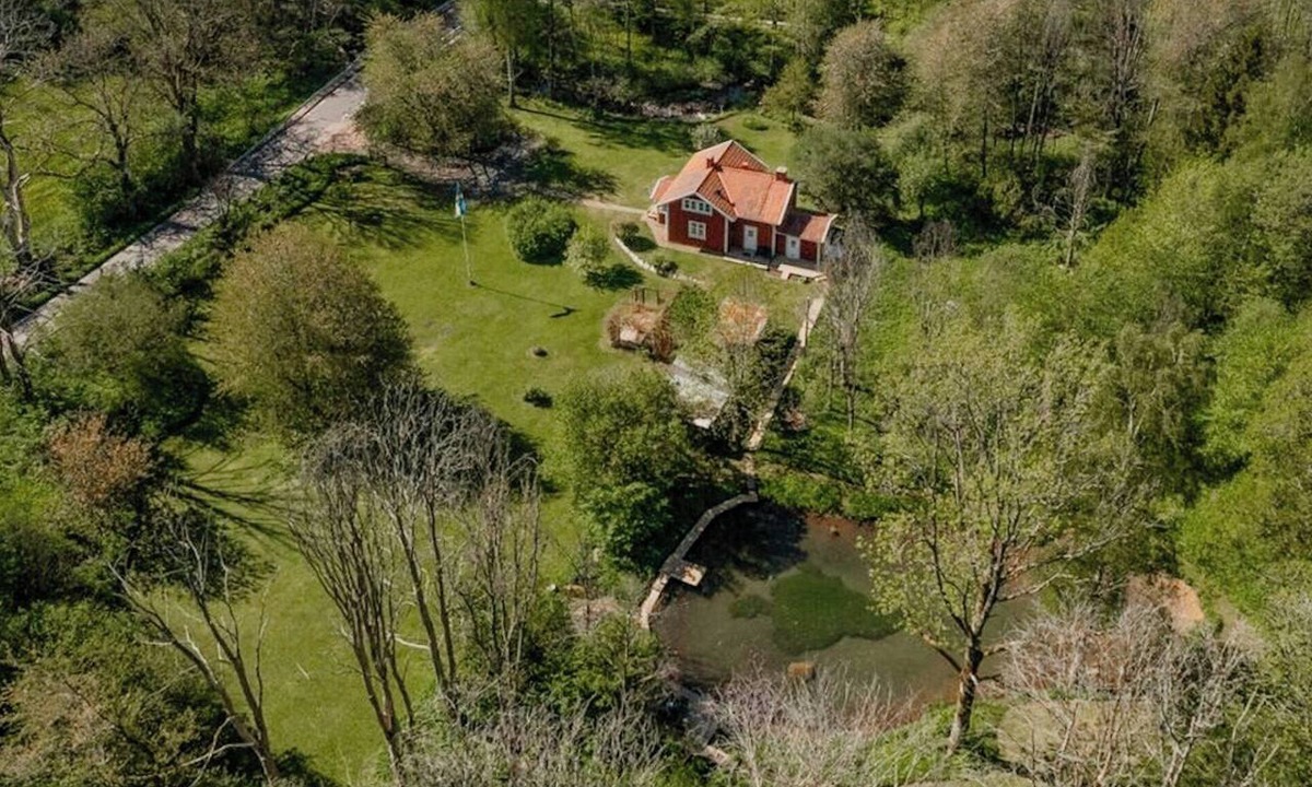 Lerdala House | Relaxing villa with fireplace and private stream