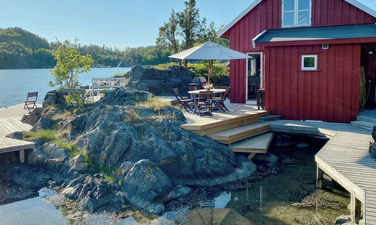 Tvedestrand Apartment | Renovated boathouse from 1960 by the sea in Borøya