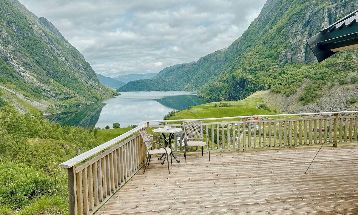 Jolster House | Renovated cabin with views over Breimsvatnet