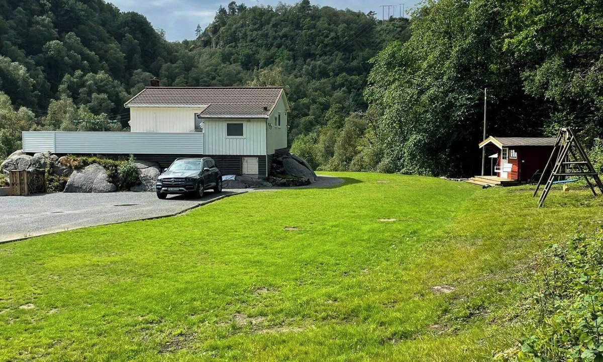 Lyngdal House | Renovated cabin with outdoor kitchen near Lyngdal