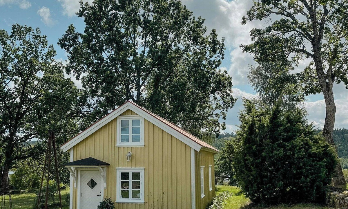 Alingsas House | Renovated cottage by Lake Rydbos