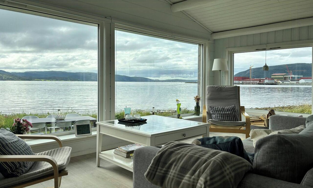 Rissa House | Restored 1950s cabin five metres from the shore