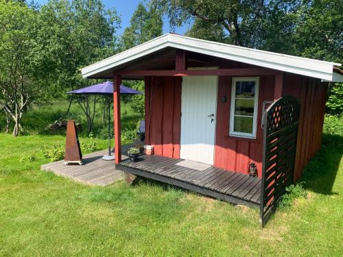 Vegarshei House | Riverside Bliss - Cozy Cabin near Tvedestrand with WiFi and Deck