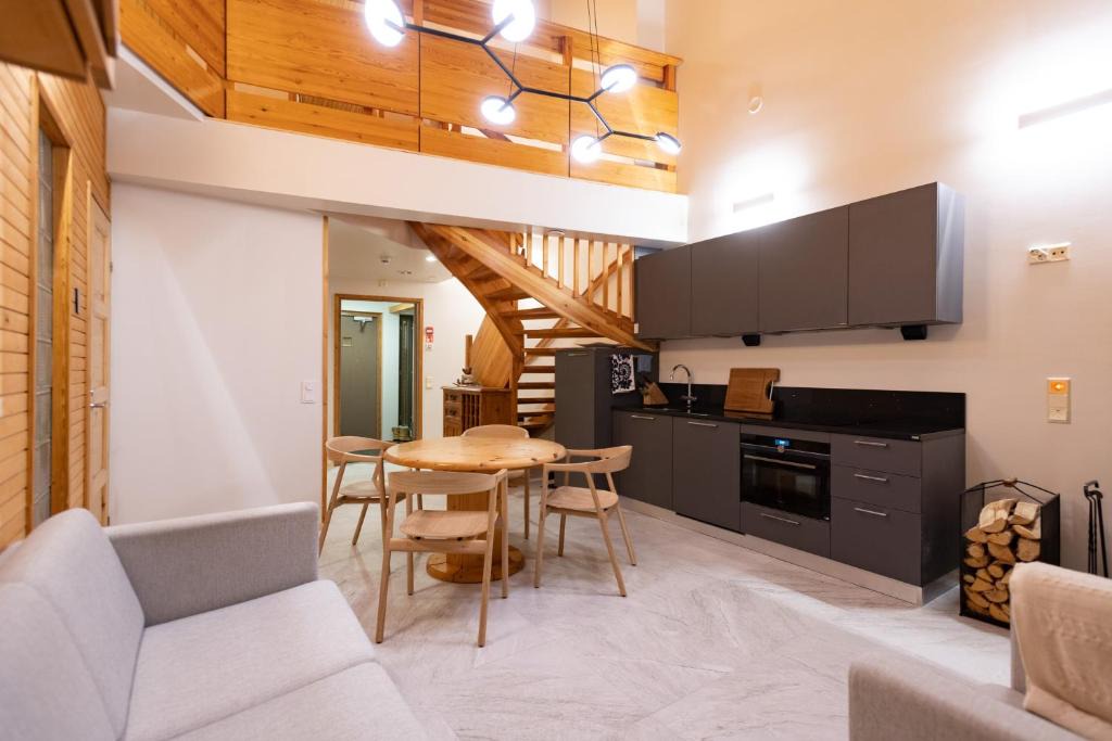 Pyhatunturi House | Roggenecke - Pyhä HolySuites - Cosy Ski-In & Ski-Out Apartment with Scenic Views in the Heart of the Ski Resort
